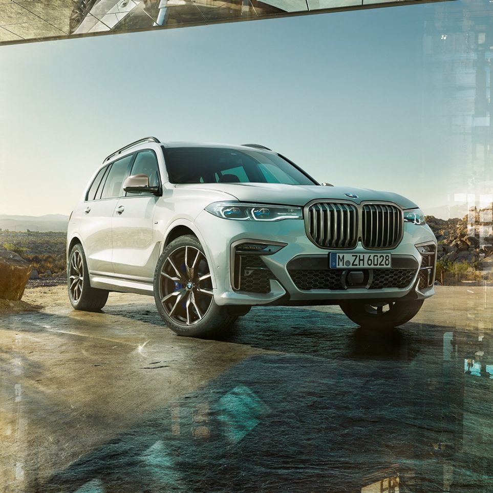BMW X7 M50i, three-quarter front view BMW X7 M50i: standing, white BMW X7 from the three-quarter front view