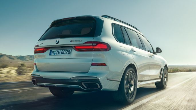 BMW X7 M50i, rear shot BMW X7 M50i: rear shot of the driving, white BMW X7