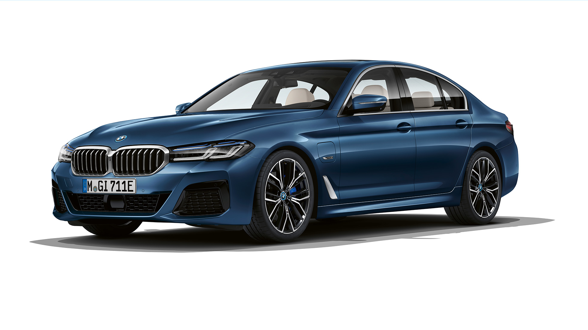 BMW 5 Series Sedan G30 Plug-in hybrid M Sport package front BMW 5 Series Sedan 520d xDrive G30 2020 M Sport package in Alpine White three-quarter front view