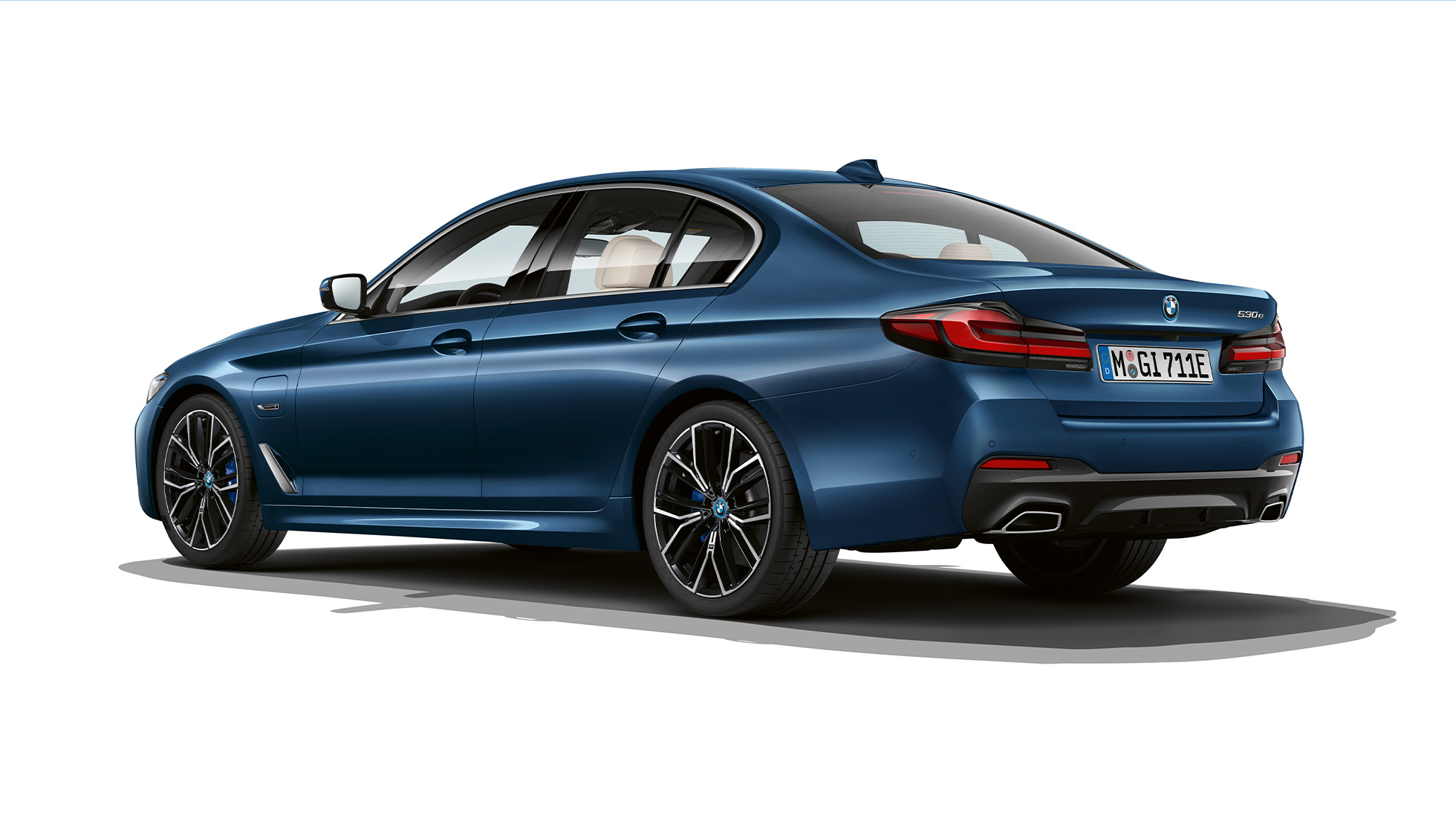 BMW 5 Series Sedan G30 Plug-in hybrid M Sport package rear BMW 5 Series Sedan 520d xDrive G30 2020 M Sport package in Alpine White three-quarter rear view