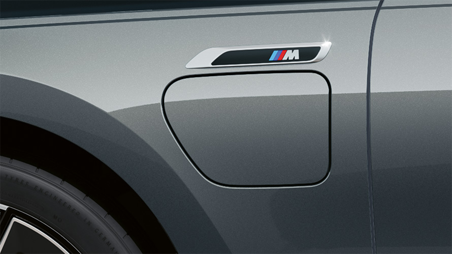 M badge BMW M760e xDrive Sedan G70 M Performance package BMW Individual two-tone Black Sapphire metallic paintwork BMW Individual Dravite Grey metallic close-up side view