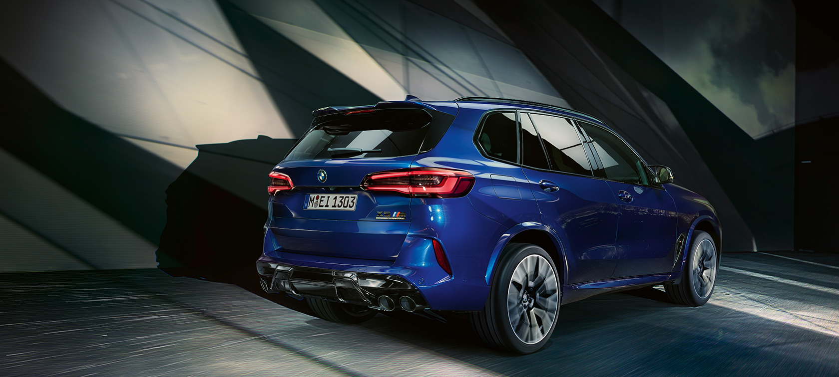 BMW X5 M Competition three-quarter rear view BMW X5 M Competition F95 2020 Marina Bay blue metallic three-quarter rear view