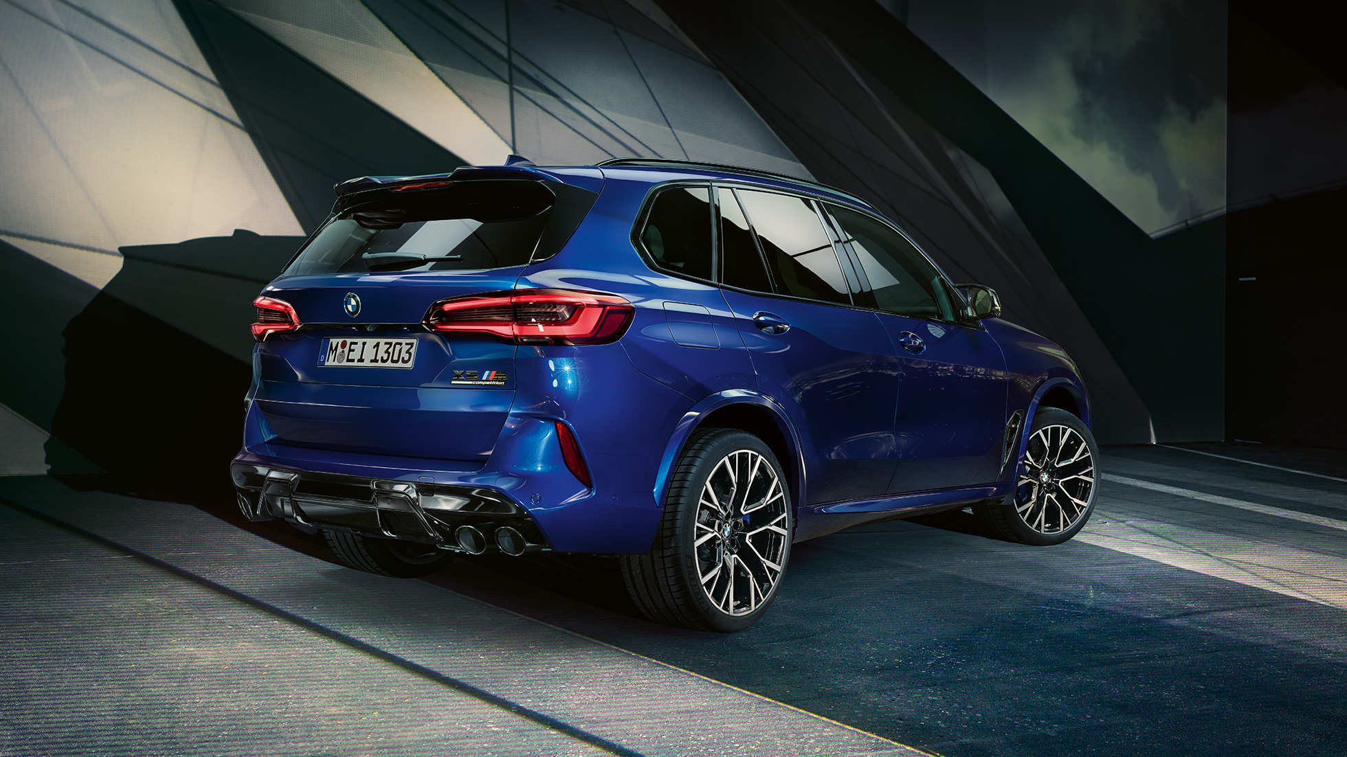 BMW X5 M Competition three-quarter rear view BMW X5 M Competition with M Sport exhaust system F95 Marina Bay Blue metallic three-quarter rear view