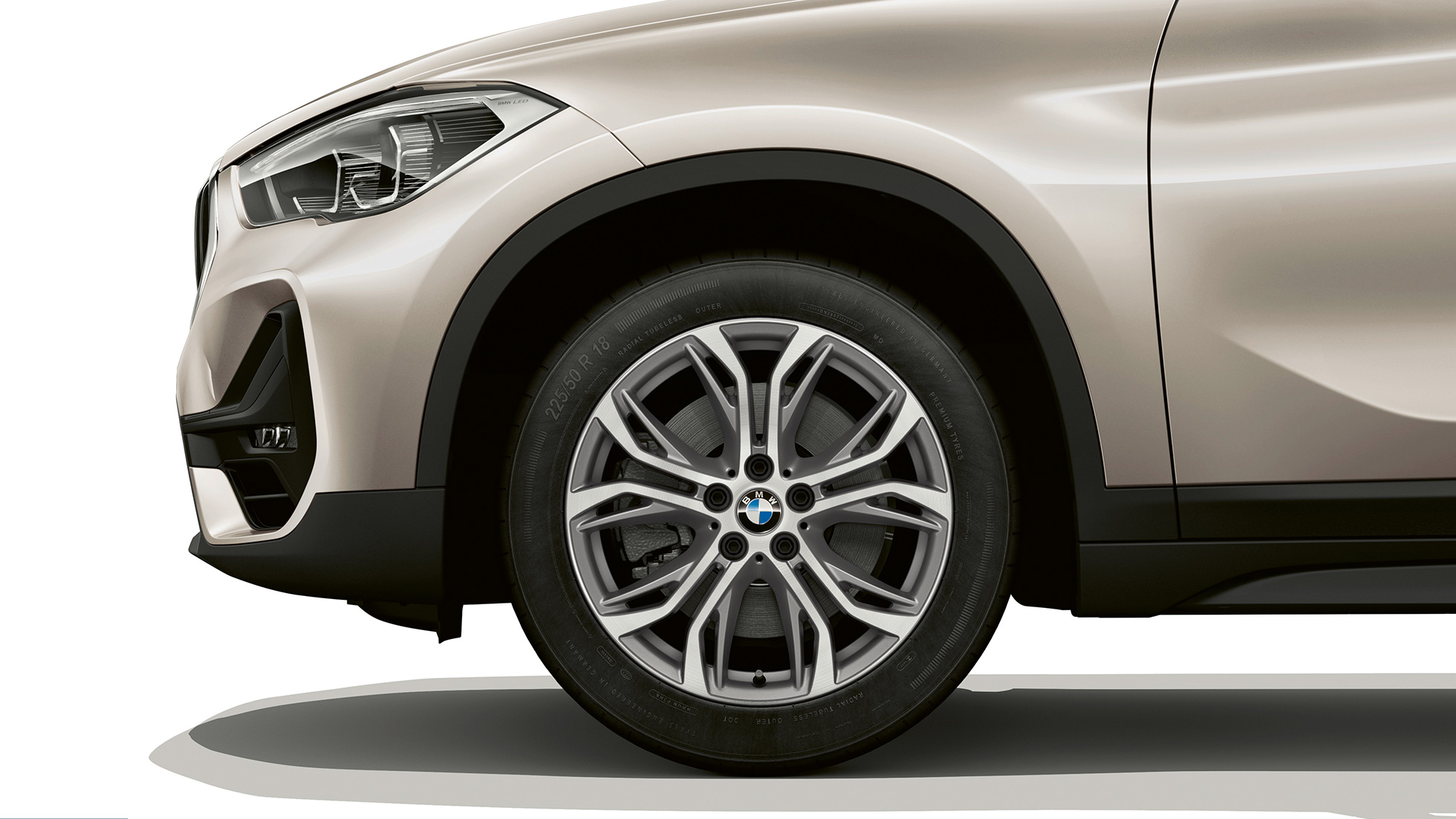 BMW X1, Model Advantage, light-alloy wheel BMW X1, Model Advantage, side view with close-up on light-alloy wheel