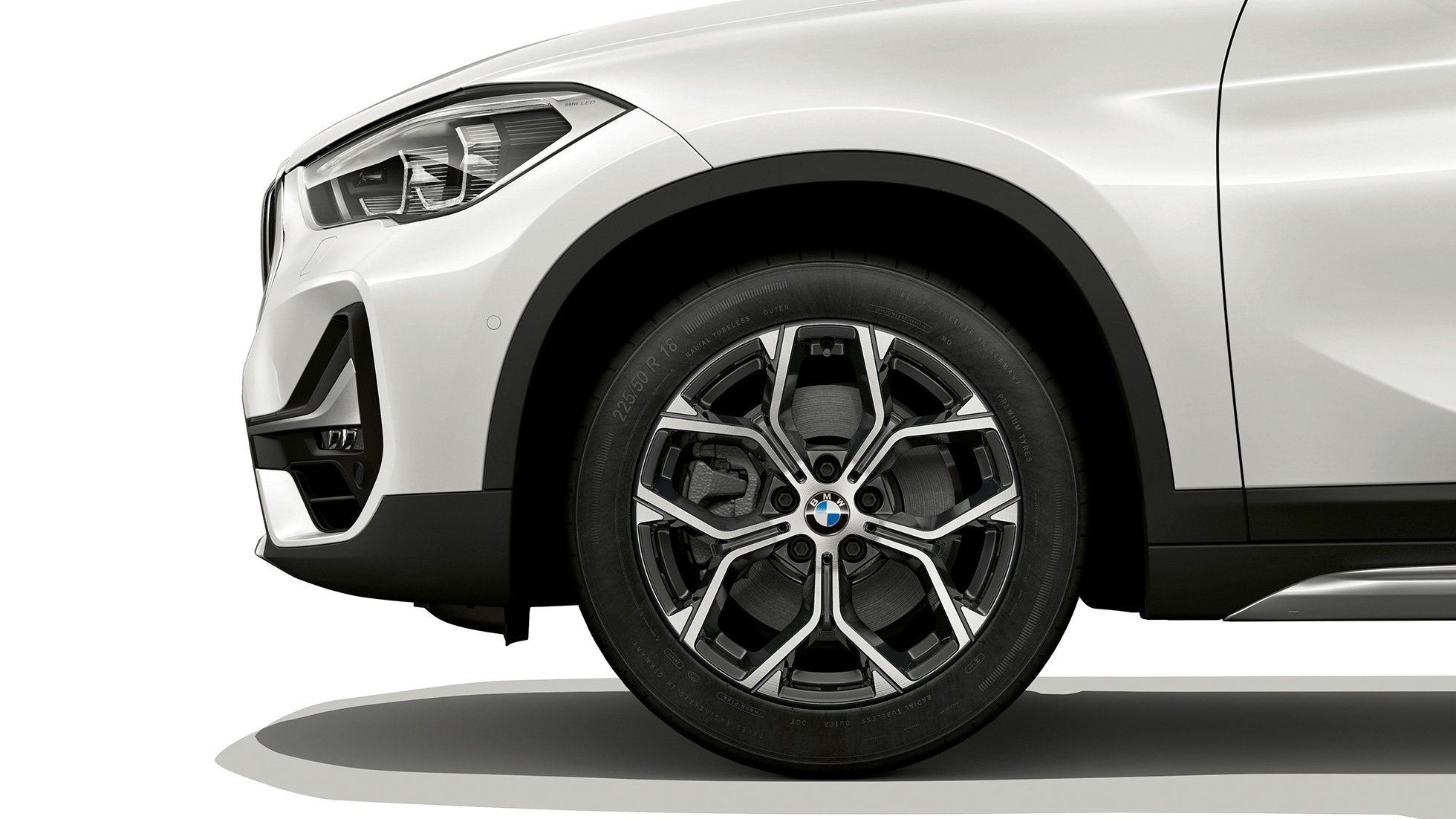 BMW X1, Model xLine, light-alloy wheel BMW X1, Model xLine, side view with close-up on light-alloy wheel