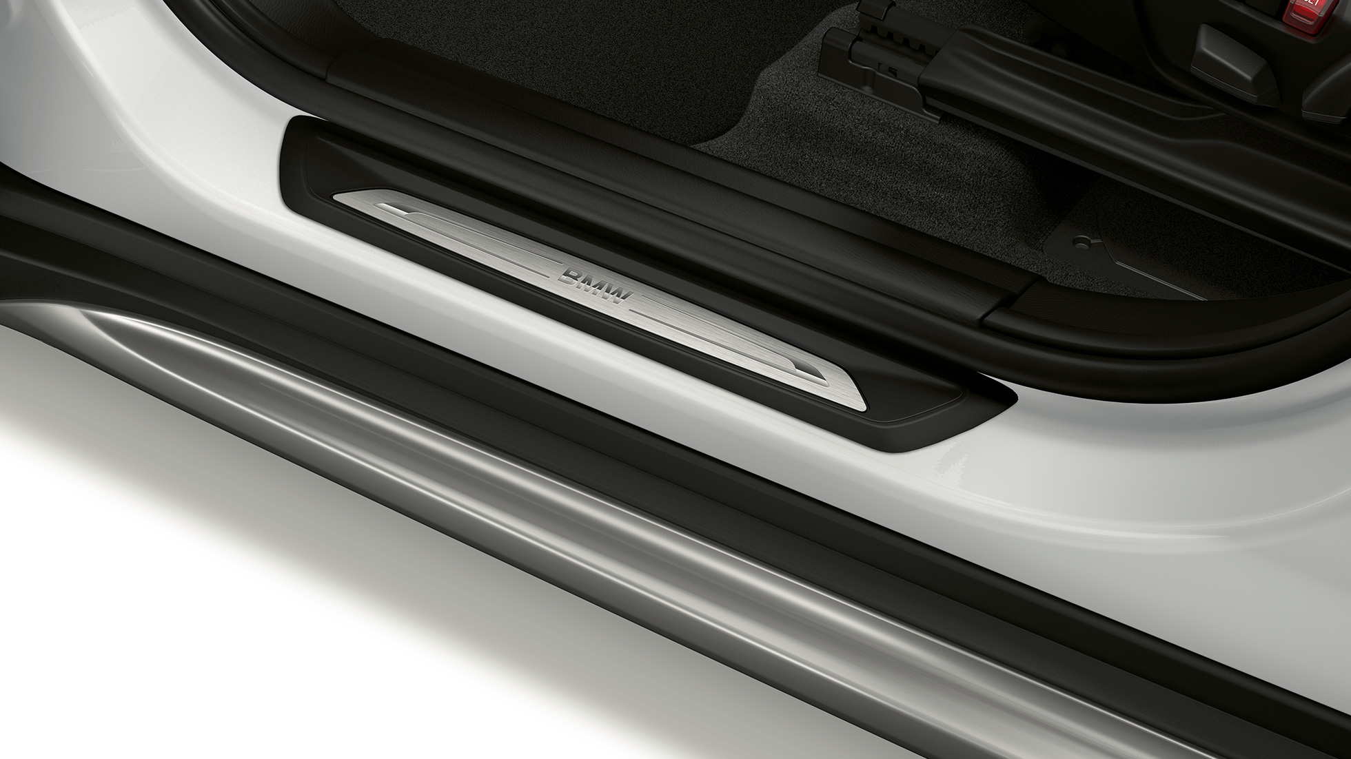 BMW X1, Model xLine, door sill BMW X1, Model xLine, side view with close-up on door sill