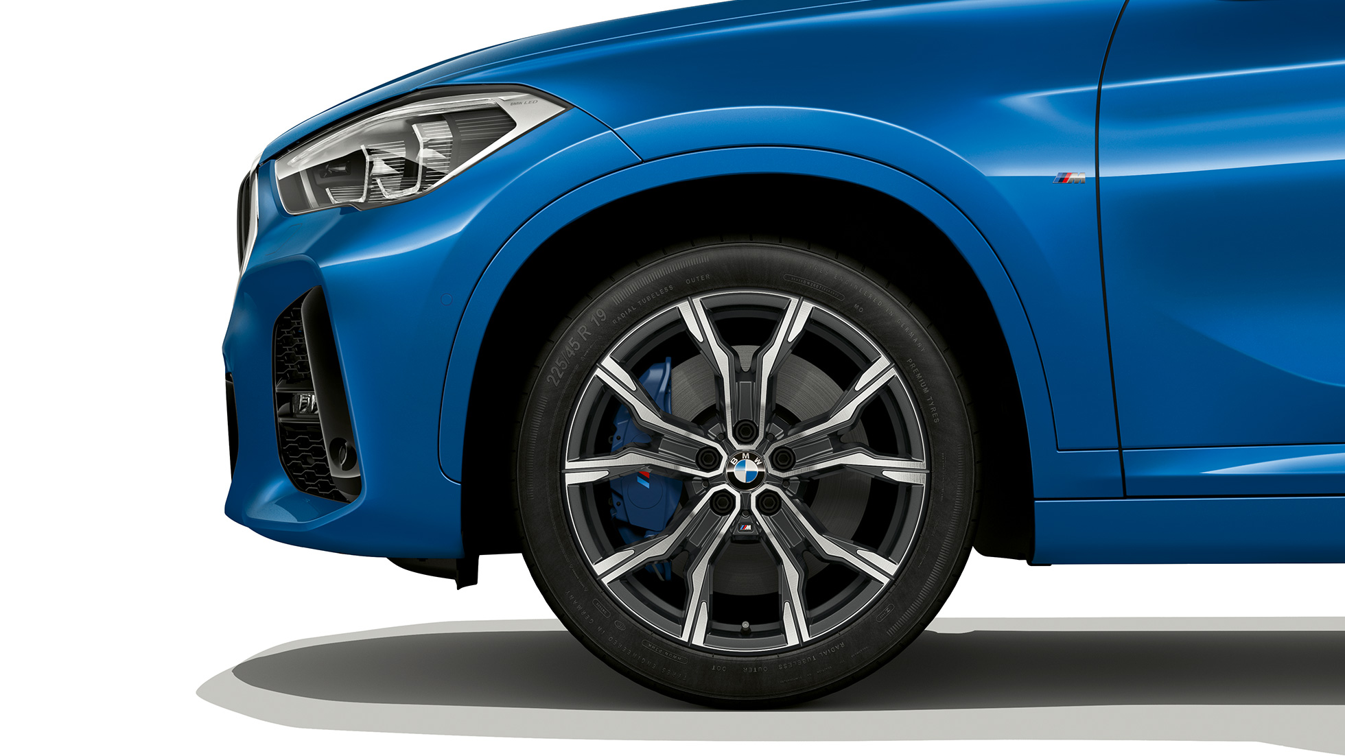 BMW X1, Model M Sport, light-alloy wheel BMW X1, Model M Sport, side view with close-up on light-alloy wheel