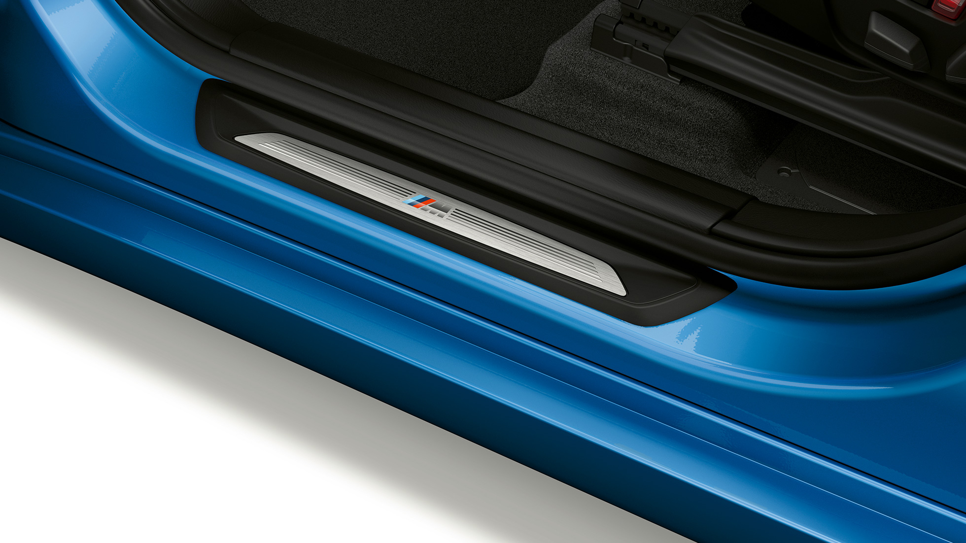 BMW X1, Model M Sport, door sill BMW X1, Model M Sport, side view with close-up on door sill