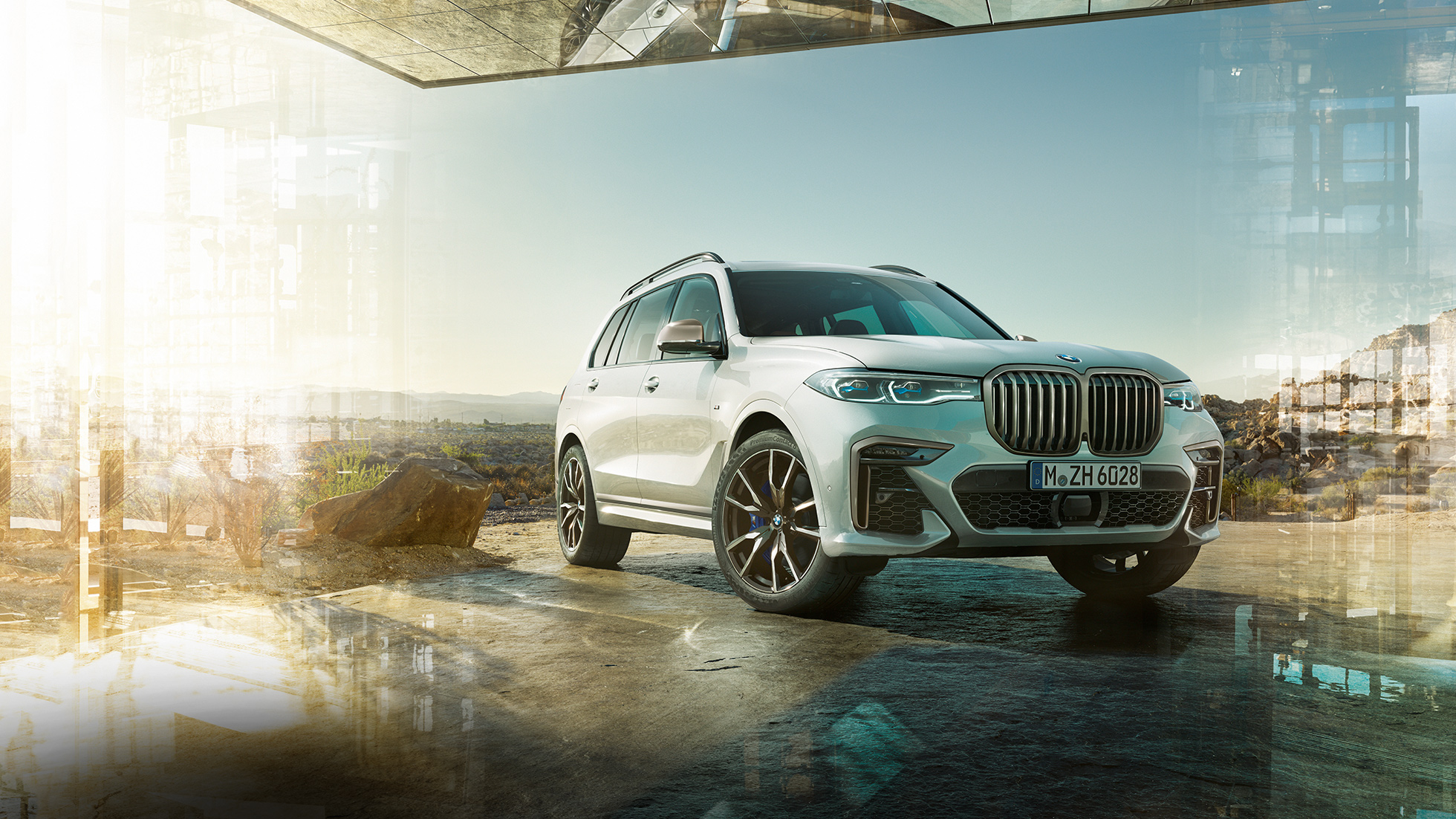 BMW X7 M50i, three-quarter front view BMW X7 M50i: standing, white BMW X7 from the three-quarter front view