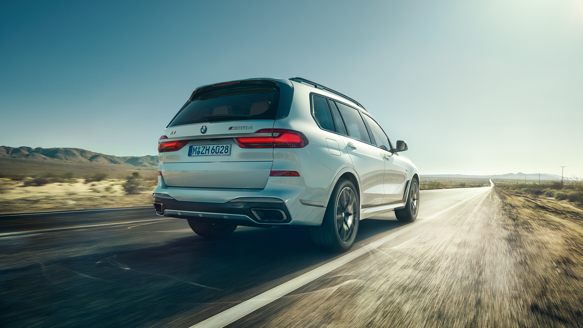 BMW X7 M50i, rear shot BMW X7 M50i: rear shot of the driving, white BMW X7