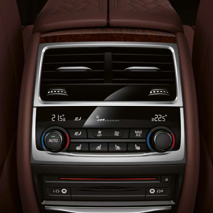 BMW 7 Series Sedan M Sport package: Close-up of Climate control system