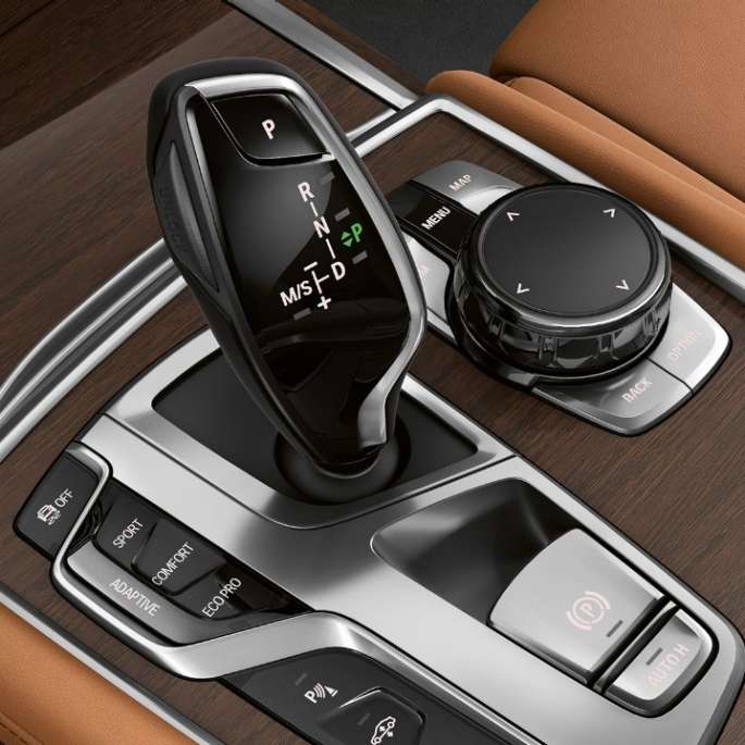 BMW 7 Series Sedan in with Exterior Design Pure Excellence: Close-up of gear selector