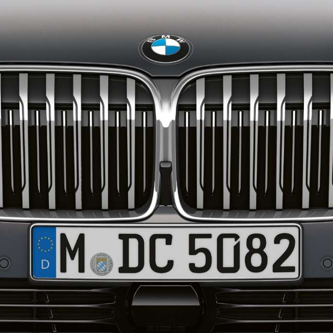 BMW 7 Series Sedan with Exterior Design Pure Excellence: Close-up of the BMW kidney grille